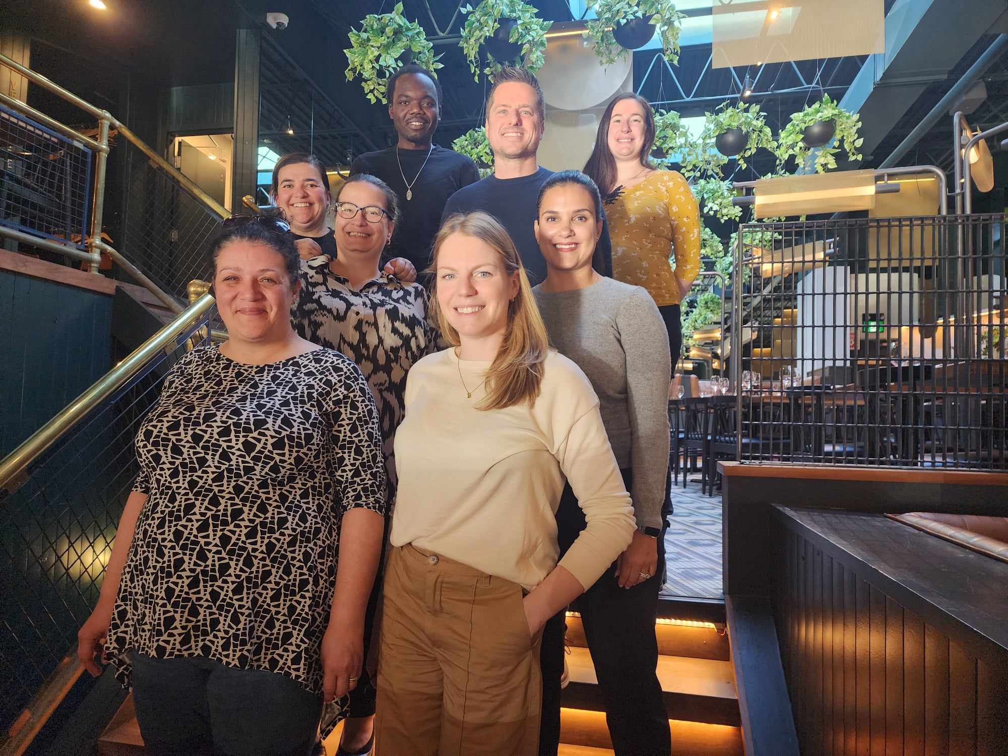 Plein de gens sur un escalier qui prennent une photo, c'est l'équipe